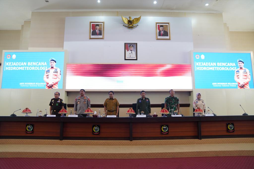 Kepala BNPB Serahkan Dana Siap Pakai Rp500 Juta ke Pempov Sulsel, Termasuk ke 19 Kabupaten/Kota